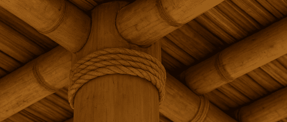 Vista de poste de bambú grueso en estructura resistente.